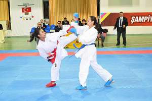 Karate   şampiyonasına 41 Üniversiteden Katılım Oldu